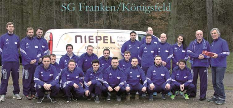 Die Herrenmannschaft der SG Franken-Königsfeld mit ihren neuen Trainingsanzügen. Roland Grieshaber