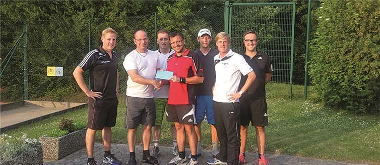 Die Herrenmannschaft der Tennisabteilung des SC Niederzissen unterstützte ihren Mannschaftskollegen Christian Huber, der am Spendenwandern "24 Stunden von Rheinland-Pfalz" teilgenommen hatte, mit einer großzügigen Spende. privat