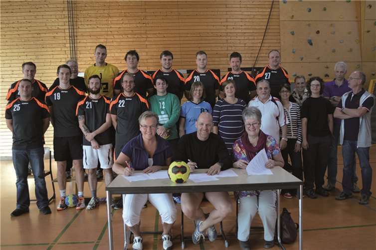 Neue Spielgemeinschaft im Handball Die Herrenmannschaft der neuen Spielgemeinschaft Sinzig/Ahrweiler/Remagen tritt in der kommenden Saison in der Landesliga Rhein/Westerwald an. Die Vorsitzenden des VfL Remagen, Conny Reitz, des TuS Ahrweiler, Arne Heuser, und des TV 08 Sinzig, Waltraud Thormann (v.l.) unterschrieben am Mittwoch den Vertrag zur Spielgemeinschaft. AB