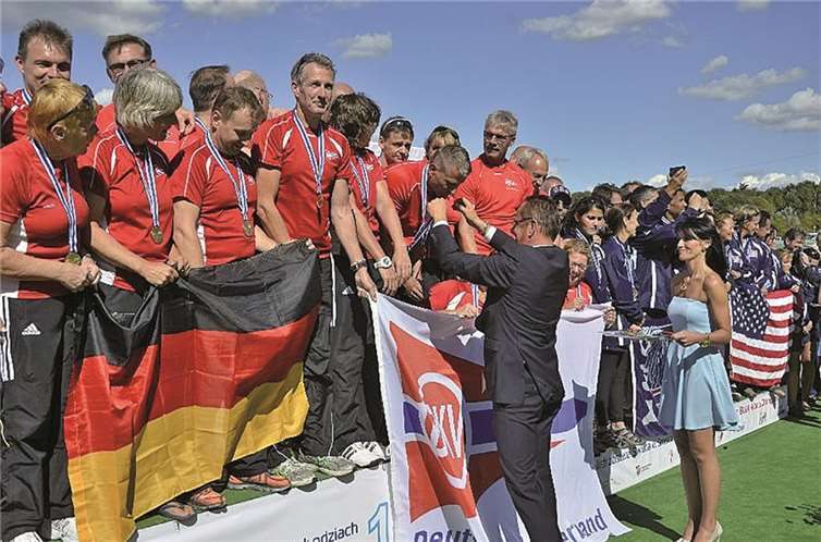 Post-Sportler sind Weltmeister Die Herrenmannschaft des Deutschen Teams bekommt die Goldmedaille. Carsten F. Bacher, Martin Alt
