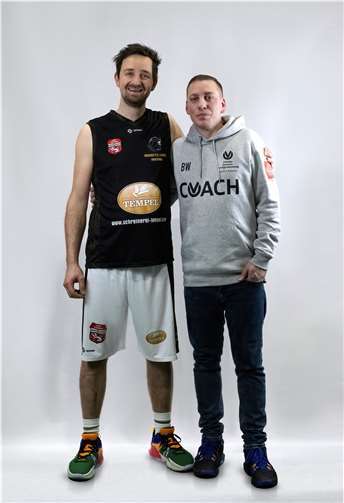 Die Herrenmannschaften der „Baskets Lions“ Adenau können sich über ein neues Trikotset freuen, dank des großzügigen Sponsorings von Schreinerei Markus Tempel aus Wiesemscheid. Foto: privat