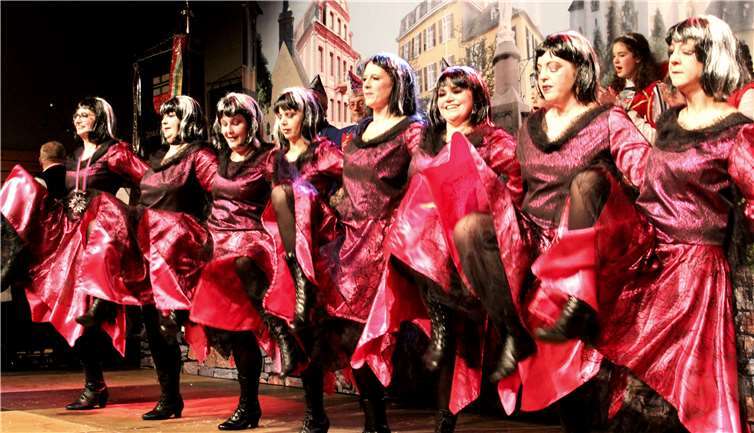 Die „Herzblättchen“ wirbelten als Macht in rabenschwarzer Nacht über die Bühne. DL