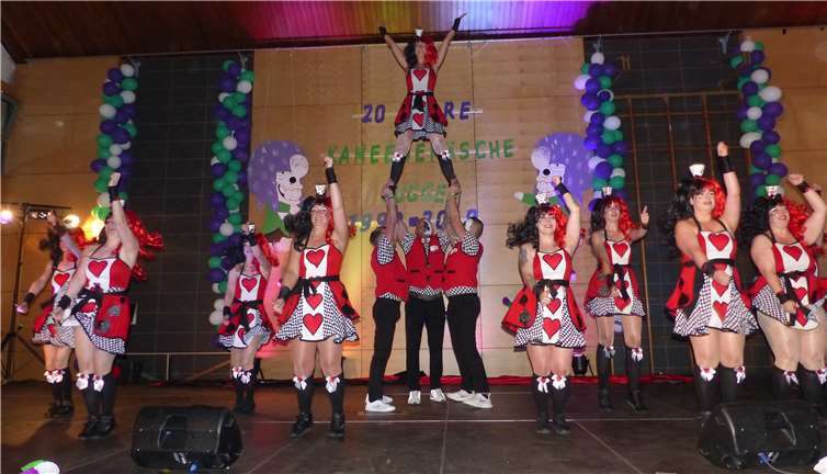 Die Herzdamen von „Crazy Devils“ wirbelten durch die Lüfte.