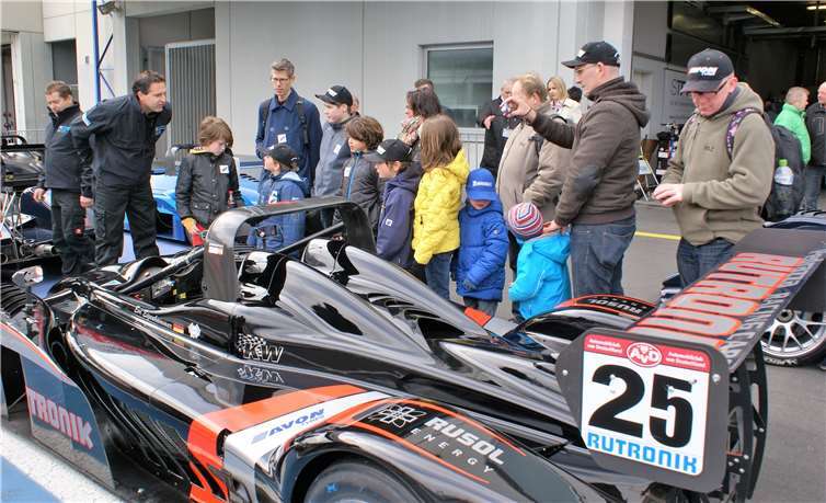 Die Herzkinder dürfen in einem echten Rennwagen probesitzen.privat