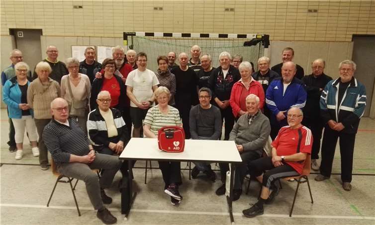 Die Herzsportgruppe im BBC Linz freut sich über den neuen Defibrillator. Foto: privat