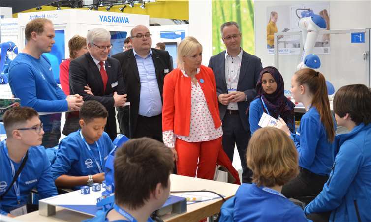 Die Hessische Ministerin für Digitale Strategie und Entwicklung, Kristina Sinemus, hört interessiert zu.