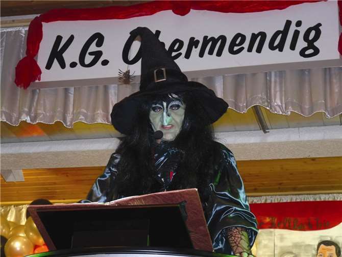 Die „Hex‘ von Mennesch“ alias Annette Tiede brillierte mit Witz und Schadenfreude.