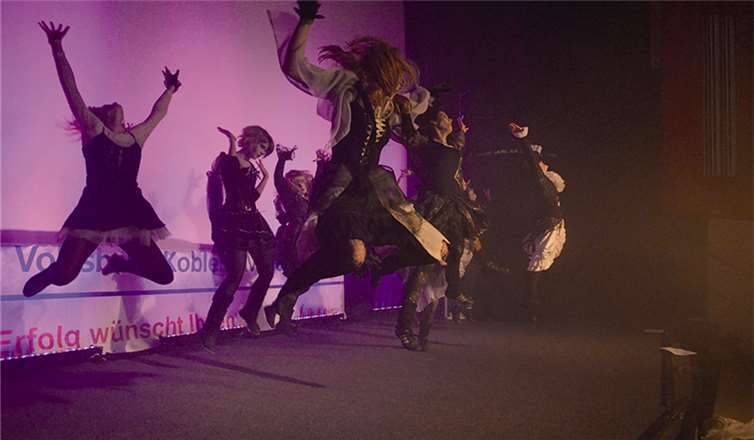 Die Hexen der Freaky Horror Show der Koblenzer Tanzschule Dance and move passten zum Horrorhaus.HEP