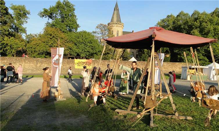 Die „Hexenflugschule“ begeisterte die Kleinsten beim Barbarossamarkt im September. Foto: privat