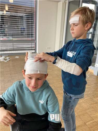 Die Highlights für die Kinder waren die Themen, wie man einen Verband anlegt, welche Tricks es beim Pflaster kleben gibt, wofür die silber-goldenen Plastikdecken zu gebrauchen sind und warum es dreieckige Tücher im Verbandskasten gibt. Foto: Elena Reißlandt