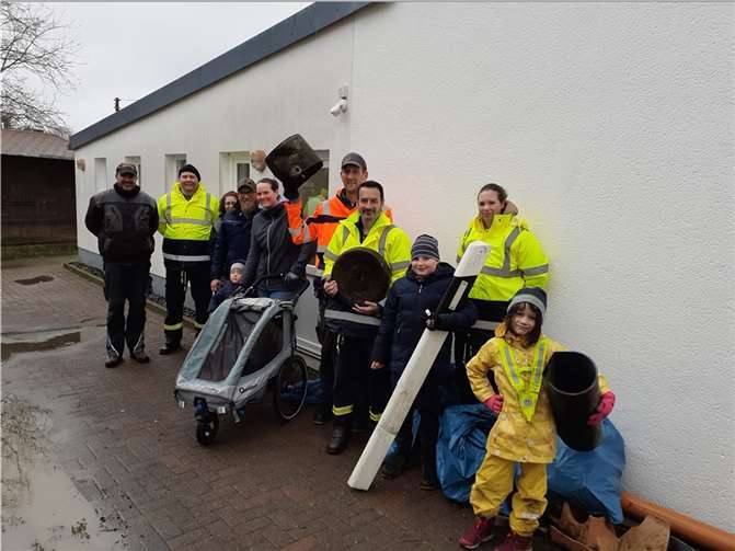 Die Hilberather Ortsvereine nach erfolgreicher Mülljagd. Foto: E. Mosblech