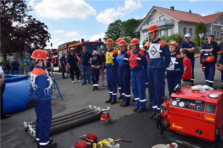 Die Hilberrather Jungefeuerwehr war unter Komanndo von Joshua Preus (li) angetreten. Fotos: EICH