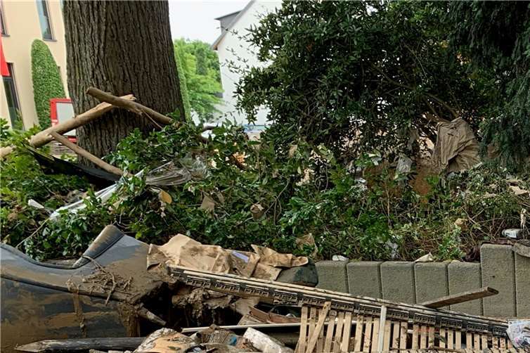 Die Hilfe der Freiwilligen wird noch lange Zeit dringend benötigt werden - aktuell allerdings behindern sich die vielen Helfer gegenseitig.