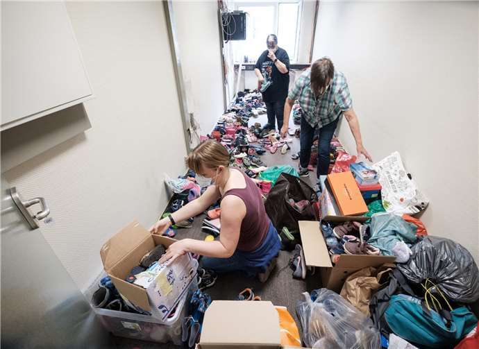 Die Hilfsbereitschaft der Bevölkerung war enorm, überallbaren Sammelstellen eingerichtet worden.Foto: Jost