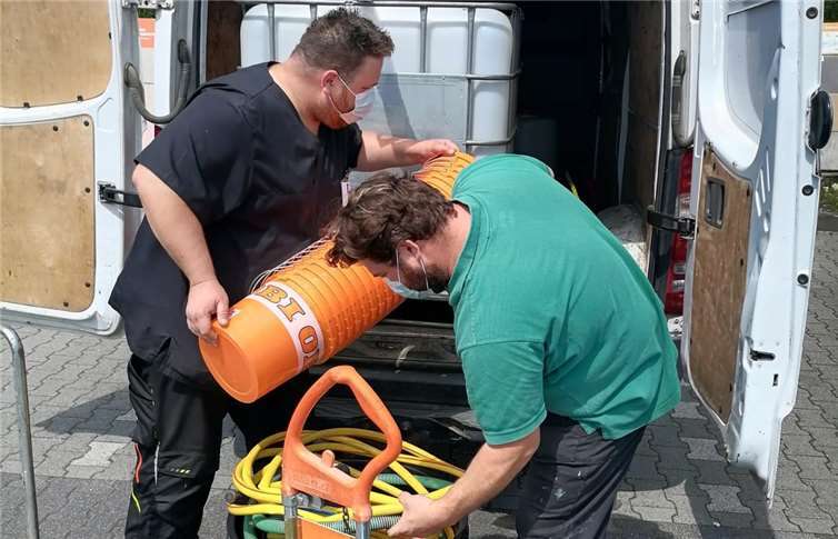 Die Hilfsmittel werden gepackt.Foto: privat