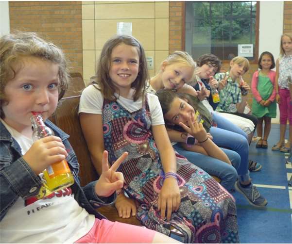 Bunte Töne in Horbach  Die Hillscheider Nachwuchs-Sänger hatten Spaß beim Jugendchorfestival.