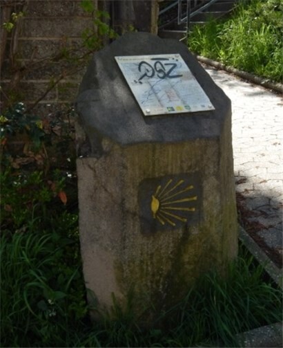 Die Hinweistafel des Jakobsweges wurde mutwillig beschädigt. Foto: Polizei