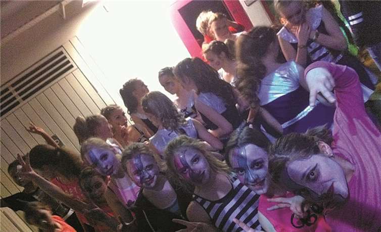 Die Hip Hop Crew vor ihrem Auftritt. privat