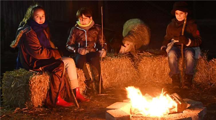 Die ´Hirten` wärmten sich am Feuer.