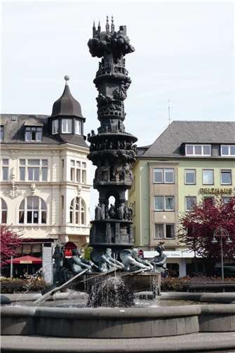 Die Historiensäule auf dem Josef-Görres-Platz in der Altstadt von Koblenz.