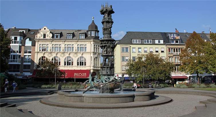 22-Jähriger auf Josef-Görres-Platz zusammengeschlagen Die Historiensäule auf dem Joseph-Görres-Platz. Symbolbild/Foto: Holger Weinandt/Wikimedia