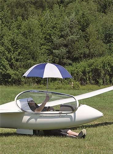 Die Hitze am Pfingstwochenende machte auch den Segelfliegern zu schaffen. Rolf Bieckmann (SFG Münster-Telgte) verschafft sich vor dem Start einen kühlen Kopf unter dem Sonnenschirm.