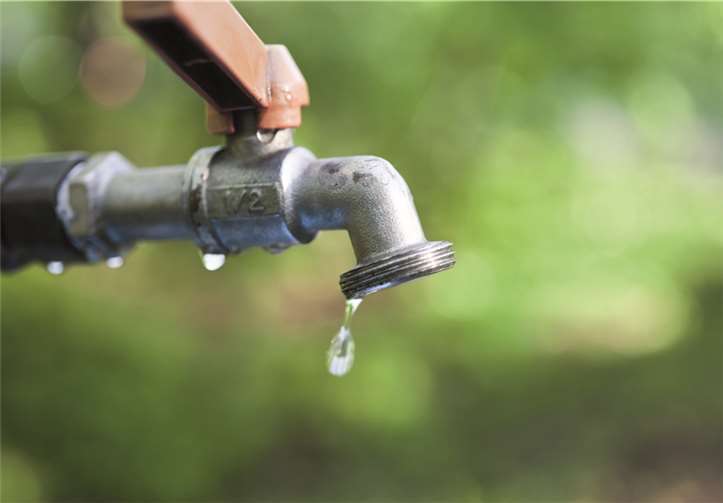 Hitzewelle: Bitte Wasser sparen Die Hitze und ungewöhnlich lange Trockenheit haben den Wasserverbrauch rasant ansteigen lassen. Foto: ©selezenj - stock.adobe.com