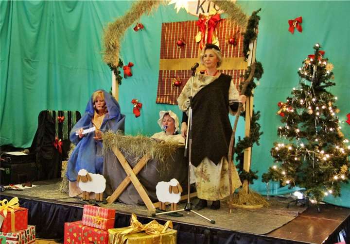 Die Hl. Familie ist gar nicht so heilig. Josef hat so einiges auszusetzen. V. li. Liesel Kott, Alexandra Wessel und Brigitte Ezelius-Hentzschel.