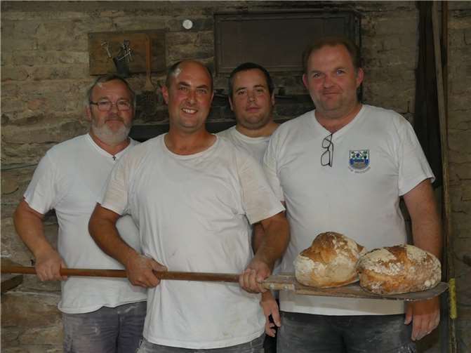 Die Hobbybäcker der Freiwilligen Feuerwehr, Peter Hirschen, Mark Könen, Frank Barden und Sebastian Weirich, trafen mit ihren Gaumenfreuden aus dem Alten Backes auch heuer wieder auf erfreute Abnehmer.Foto: TE