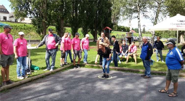 Die Hobbybouler zeigten vollen Körpereinsatz bei der diesjährigen Stadtmeisterschaft.privat