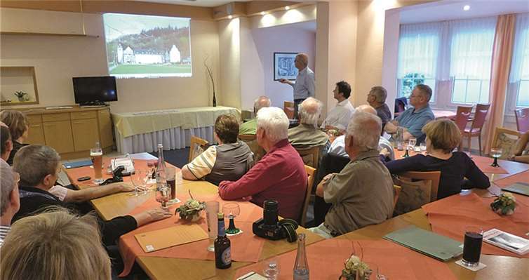 Die Hobbyfotografen lernen vom Experten Fred Doll neue Techniken kennen.privat