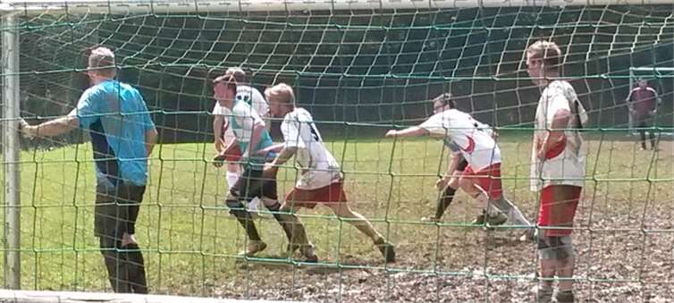 Die Hobbymannschaft der DG Breibach trat beim Sportfest in Döttesfeld noch einmal gegen den Ball.privat
