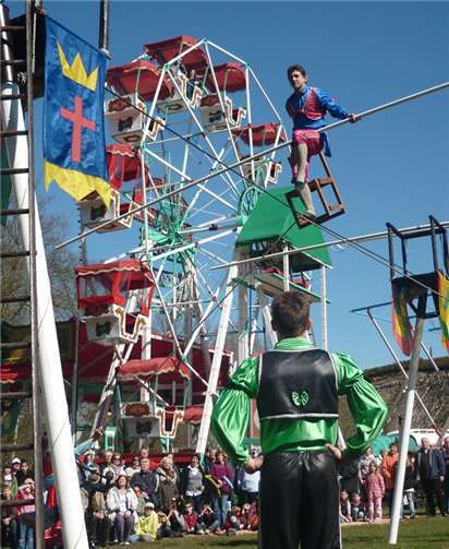 Die Hochseiltruppe-Weisheit zeigt ihr Können, auf dem Jahrmarkt in Kommern. Hans-Theo Gerhards/LVR