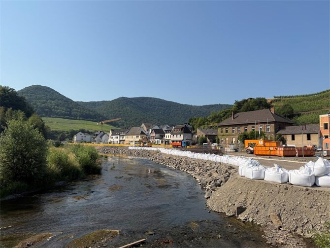 Die Hochwasserpartnerschaft Ahr ist ein freiwilliger Zusammenschluss des Kreises Ahrweiler, der Städte Bad Neuenahr-Ahrweiler, Remagen und Sinzig, der Verbandsgemeinden Adenau, Altenahr, Bad Breisig und Brohltal, der Gemeinde Grafschaft sowie der Ortsgemeinden, die gemeinsam die Hochwasservorsorge voranbringen möchten. 