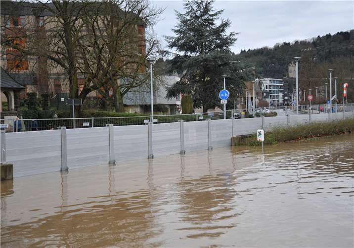 Die Hochwasserschutzwand leistete bislang sehr gute Dienste. Aber auch sie kann bei extremem Hochwasser keinen Schutz mehr bieten. Deshalb hat die Stadt Andernach mit Experten und Bürgern ein Hochwasservorsorgekonzept erarbeitet, das jetzt vorliegt und unter www.andernach.de eingesehen werden kann. Alle Interessierten können per E-Mail – hochwasserschutz@andernach.de - Anregungen, Kritik, etc. anbringen. Foto: Stadt Andernach/Maurer