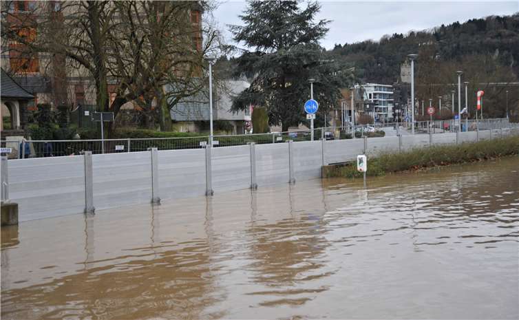 Die Hochwasserschutzwand leistete bislang sehr gute Dienste. Aber auch sie kann bei extremem Hochwasser keinen Schutz mehr bieten. Deshalb hat die Stadt Andernach mit Experten und Bürgern ein Hochwasser-Vorsorgekonzept erarbeitet, das jetzt vorliegt und unter www.andernach.de eingesehen werden kann. Alle Interessierten können während der digitalen Einwohnversammlung Anregungen, Kritik und natürlich auch Lob anbringen. Foto: Stadt Andernach/Maurer