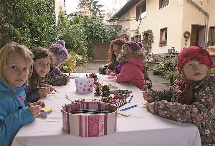 Die Höfe in der Oevericher Straße waren diesmal Teil des Geschehens beim Fritzdorfer Weihnachtsmarkt, hier durften die Kinder unter anderen Weihnachtsdekorationen basteln.