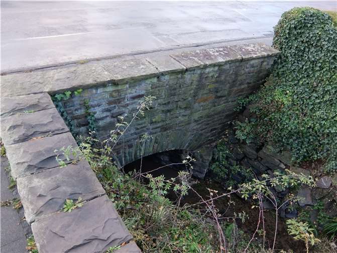 Die Höhe der kleinen Mauer beträgt hier nur ca. 40-50 cm. In diesem Bereich befindet sich ein Bürgersteig, welcher auch als Schulweg genutzt wird. Quelle: BfM