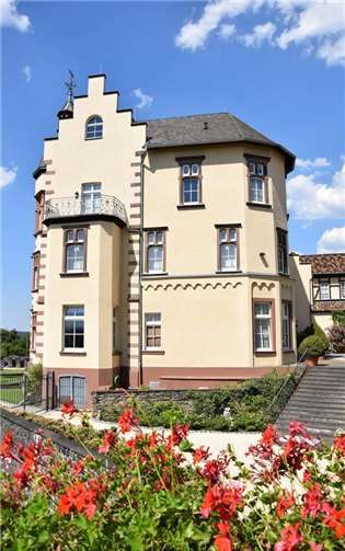 Die Höhenburg am Ortsrand von Dattenberg (Verbandsgemeinde Linz), der neuen Schwerpunktgemeinde im Dorferneuerungsprogramm. Quelle: Kreisverwaltung