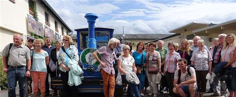 Die Hofeigene Bimmelbahn brachte die Tänzer zu den Straußen.