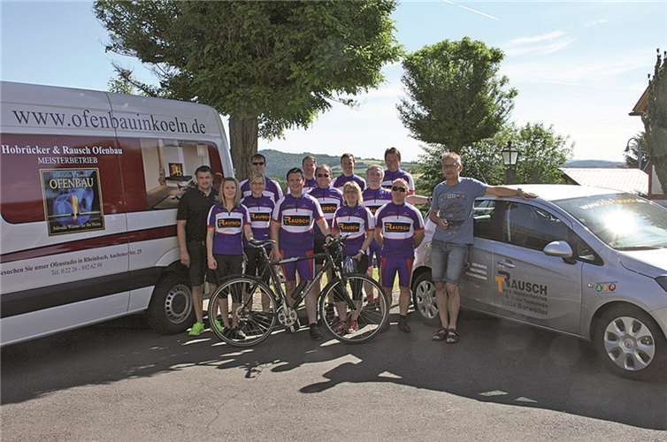 Die Hoffelder Bergkatzen mit den Sponsoren Volker Rausch (links) und Thomas Rausch (rechts).privat
