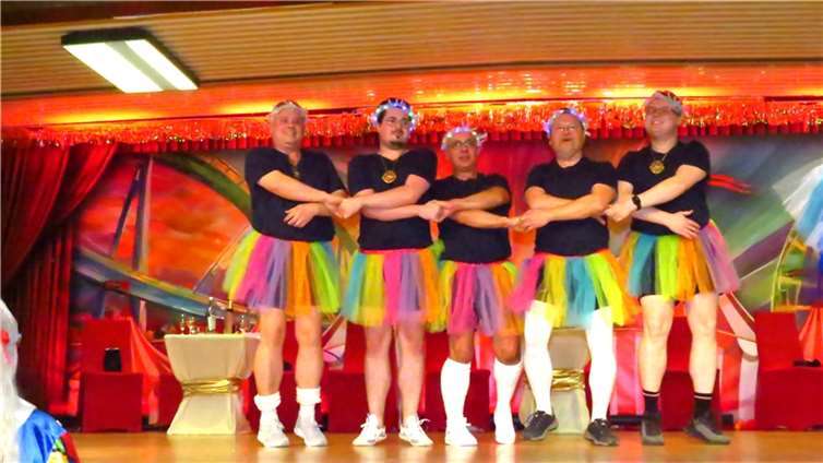 Die Hofstaatmänner im sexy Outfit.