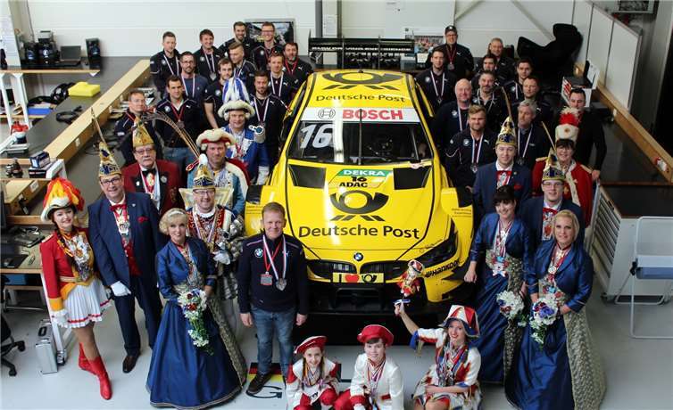 Die Hofstaatsmitlieder konnten in dem DTM-Fahrzeug platznehmen. privat