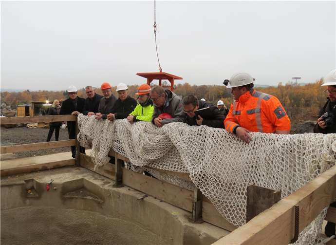 Die Hohlräume werden untersucht und gesichert.