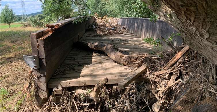 Die Holzbrücke scheint in einem Stück fortgerissen worden zu sein.