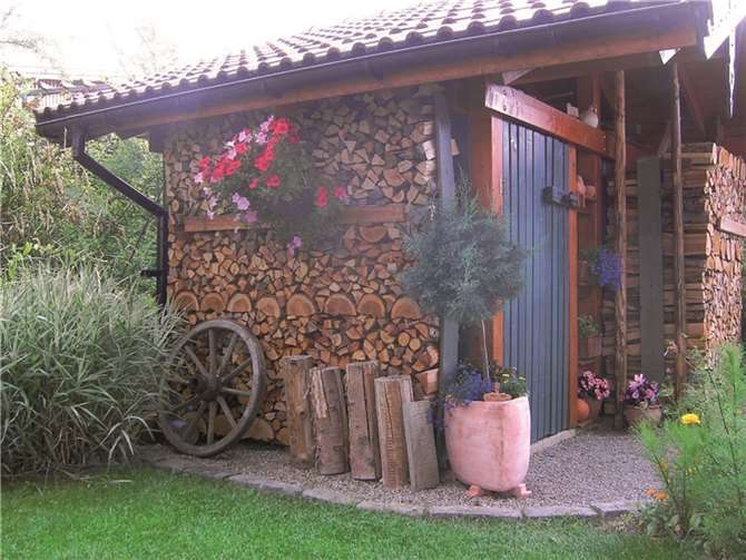 Die Holzlagerung, vor allem von Scheitholz, ist platzintensiv - auch das muss mit bedacht werden. Landesforsten Rheinland-Pfalz