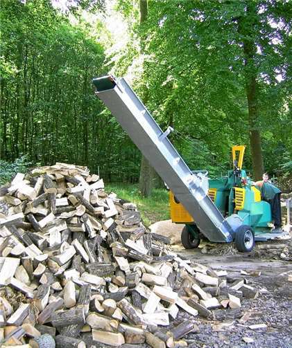 Die Holzlagerung, vor allem von Scheitholz, ist platzintensiv - auch das muss mit bedacht werden.Landesforsten Rheinland-Pfalz
