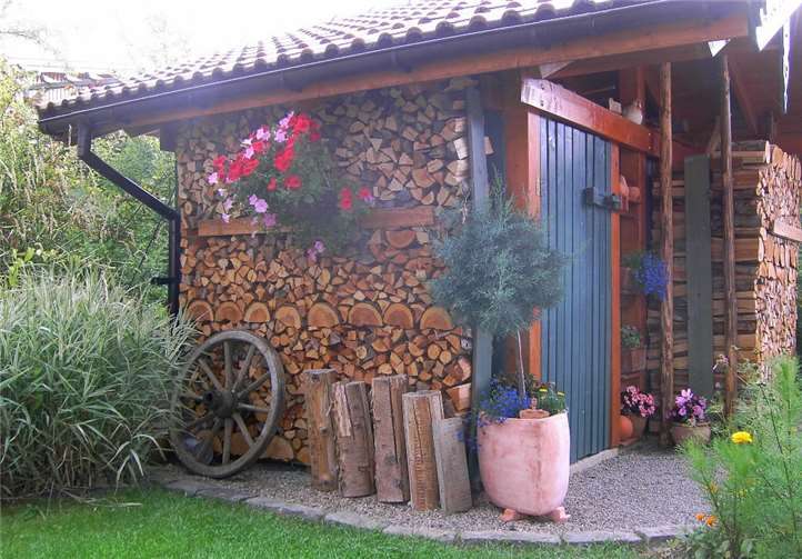 Die Holzlagerung, vor allem von Scheitholz, ist platzintensiv - auch das muss mit bedacht werden.  Landesforsten Rheinland-Pfalz/Johannes Krisinger