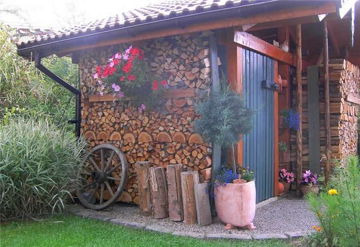 Die Holzlagerung, vor allem von Scheitholz, ist platzintensiv – auch das muss mit bedacht werden.Foto: Landesforsten RLP / Johannes Krisinger