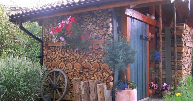 Die Holzlagerung, vor allem von Scheitholz, ist platzintensiv – auch das muss mit bedacht werden.Foto: Landesforsten RLP / Johannes Krisinger